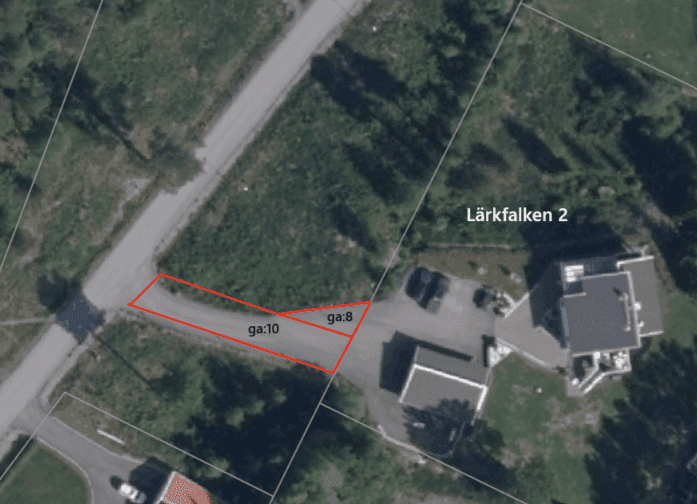 Flygfoto över utfarten från bostadstomten som kommunen tar över skötsel och drift av. 