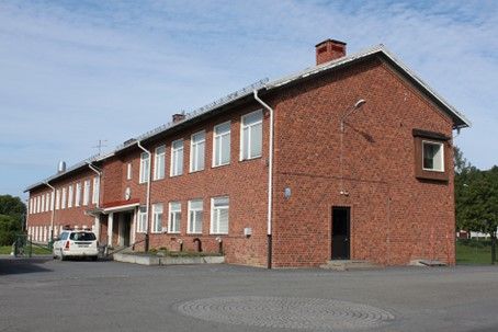 Foto som visar Häggenås skola och de kännetecken för en centralskola från 195o-talet. De kännetecknas av tegelfasaden, den smala volymen på byggnaden i 2-3 våningar. 