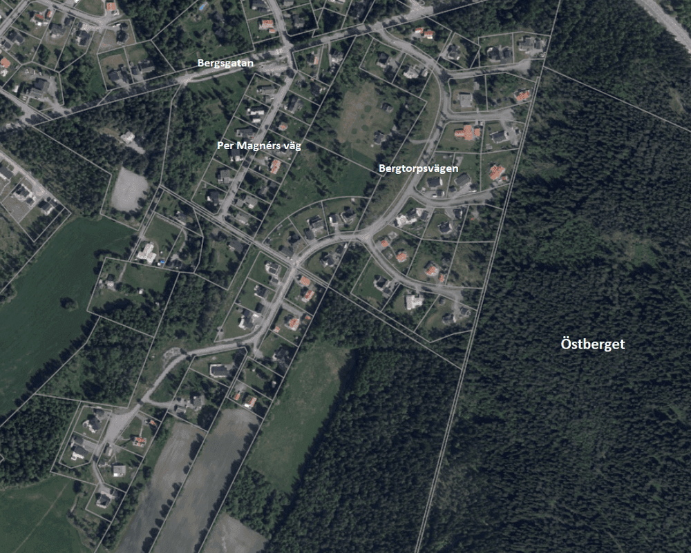 Bostadsområdet med dess omgivningar bestående av skog och öppna ytor samt jordbruksmark. 